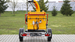 Buschholzhäcksler mit Benzinmotor auf gebremstem Fahrgestell montiert  LS 100/27 CB